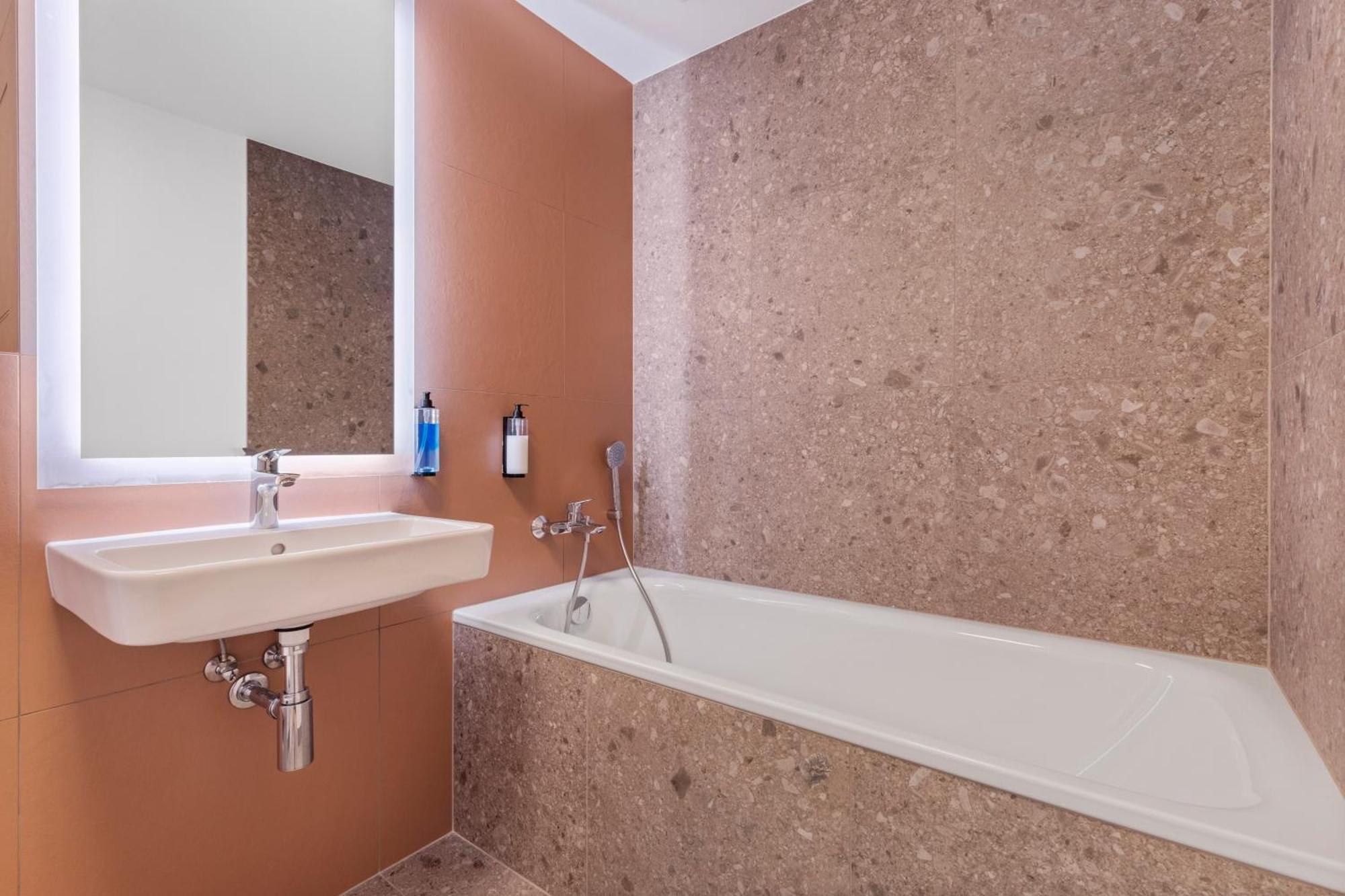 Lam Lavender - Free Parking Apartment บราติสลาวา ภายนอก รูปภาพ